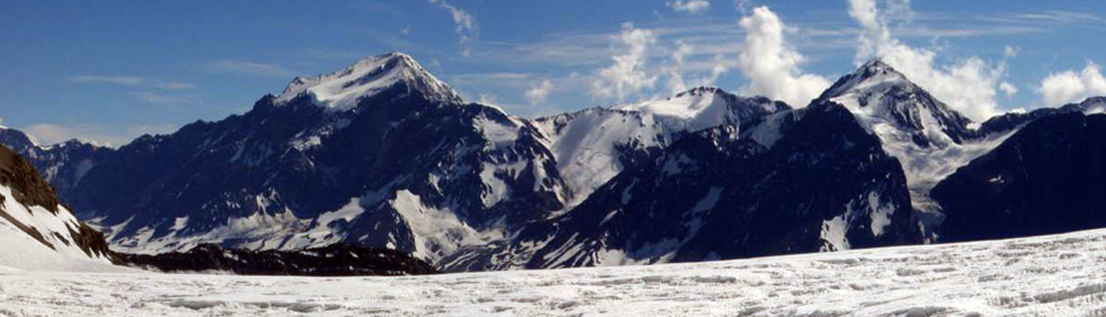 Cordillera Ferrosa desde el glaciar Esmeralda.
